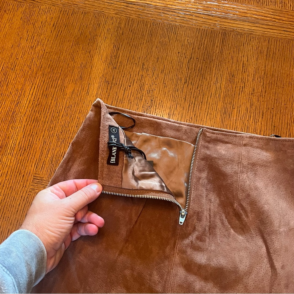 NEW BLANK NYC Women’s Leather Suede Mini Skirt Coffee Bean Size 25 Zipper Detail - Picture 7 of 14
